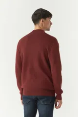 Campera tejida de algodón con cierre frontal completo, cuello alto y puños acanalados. Presenta un logo bordado en el pecho y bolsillos laterales.
