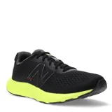 Championes de running New Balance modelo 520 V8, con capellada de malla técnica negra y entresuela de espuma en color amarillo neón. Presentan el logo de la marca en los laterales y cierre mediante cordones.