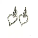 Par de aros colgantes plateados con forma de corazón irregular, unidos a un cierre de clip mediante eslabones rectangulares.