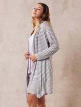 Bata gris con rayas horizontales blancas, de tejido suave con bolsillos laterales.