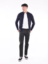 Campera azul marino de tejido de punto con cierre frontal, cuello alto y bolsillos laterales.