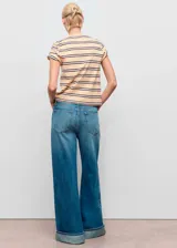 Camiseta de manga corta con cuello redondo y diseño recto, confeccionada en tejido de algodón con estampado de rayas horizontales.