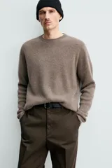 Jersey de punto canalé con cuello redondo y manga larga, confeccionado en hilatura de cashmere. Presenta un corte regular fit con acabados en rib en puños y bajo.