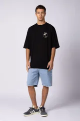 Remera negra de corte oversize con estampa pequeña en el pecho que representa un disco de vinilo con la inscripción Vinyl Up.