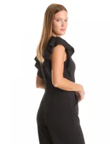 Enterito negro de crepe liviano con cuello redondo, mangas cortas con volados, corte en la cintura, bolsillos funcionales y cierre invisible en la espalda. La parte inferior es de pierna ancha tipo palazzo.