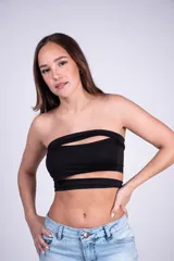 Top strapless blanco con diseño de tiras horizontales cruzadas que generan aberturas asimétricas.
