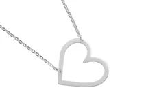 Collar plateado de acero con dije de corazón calado.