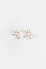 Aros caravanas plateados con diseño en forma de sol con rayos ondulados.