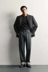 Jeans straight fit de corte recto y tiro medio, confeccionados en denim de algodón oscuro sin lavados, con diseño de cinco bolsillos y bajo vuelto.