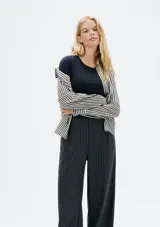 Remera verde claro de algodón, de corte clásico y mangas cortas.