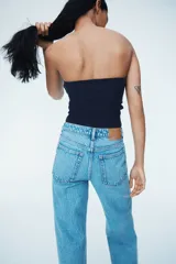 Top strapless de punto acanalado color azul marino, con borde superior curvo y forro parcial.