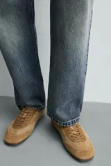 Zapatilla de cordones color beige, con parte superior de piel con acabado serraje y detalles de pespuntes. Suela ultrafina a contraste.