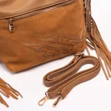 Cartera tipo hobo color marrón, confeccionada en cuero sintético y gamuza, con flecos laterales, bolsillo frontal con cierre, bordado decorativo y correa ajustable y desmontable.