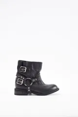 Botín de cuero vacuno color negro, con diseño estilo biker. Presenta correas ajustables con hebillas metálicas y una argolla lateral decorativa. Cuenta con suela de goma y tacón bajo.