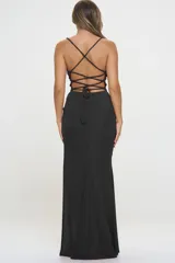 Vestido largo de fiesta confeccionado en tela lurex con acabado brillante. Presenta un diseño ajustado al cuerpo, escote recto con breteles finos y un tajo lateral pronunciado en la falda.