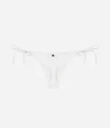 Conjunto de bikini blanco de microfibra acanalada. El corpiño es de estilo triangular con tirantes finos ajustables. La bombacha es de corte clásico con lazos laterales ajustables y detalle de adornos metálicos, diseñada con efecto levanta glúteos.