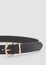 Cinturón de efecto piel color negro, con diseño de ancho medio y hebilla metálica dorada de forma redondeada.