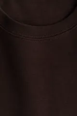 Camiseta de manga corta en punto interlock pesado, color marrón oscuro, con cuello redondo ribeteado en canalé y bajo recto.