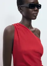 Vestido midi de diseño recto y cuello asimétrico de un solo hombro, color rojo, confeccionado en mezcla de lino y lyocell. Cuenta con detalle de fruncido en el lateral y una abertura lateral en el bajo.