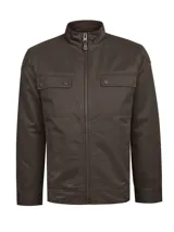 Chaqueta marrón de hombre con cuello alto, cierre frontal con cremallera, dos bolsillos de parche con solapa y botón en el pecho, y hombros acolchados con costuras.