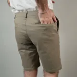 Bermuda color arena de corte recto.