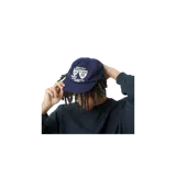 Gorra de visera plana Eme Studios color azul marino con diseño bordado en color beige que incluye escudos y textos alusivos a la marca en el frente.