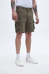 Bermuda cargo de corte recto con estampado de camuflaje en tonos verde y marrón. Cuenta con bolsillos laterales y bolsillos cargo con solapa y botones.