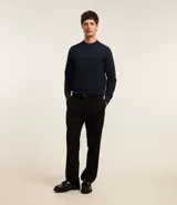Suéter de punto para hombre con cuello redondo y manga larga. Presenta un diseño combinado con una parte superior lisa y una parte inferior con canalé texturizado horizontal. Marca Marfinno.
