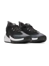 Championes de básquet Under Armour Curry 3Z 25 SDE, color negro con detalles en blanco. Presentan una parte superior que combina cuero y malla transpirable, con entresuela Charged Cushioning para mayor reactividad y suela de goma con patrón de tracción anatómico.