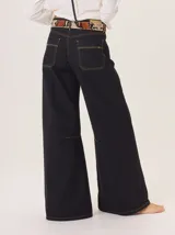 Pantalón ancho de algodón color verde oliva, con corte holgado desde la cadera hasta el tobillo. Presenta pinzas debajo de la rodilla, bordado de monograma en el bolsillo delantero y pespuntes a contratono.