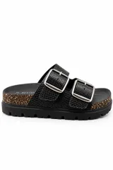 Sandalias de plataforma Bettina modelo Birky, color beige con textura símil serpiente y doble tira ancha con hebillas metálicas plateadas. Plantilla anatómica y suela dentada negra.