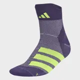 Medias deportivas Adidas de corte al tobillo, confeccionadas con tecnología CLIMACOOL para gestión del sudor. Presentan un diseño en color violeta con las tres tiras características y el logo de la marca en color verde lima. Incluyen amortiguación en la puntera y refuerzo en el arco plantar.