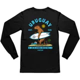 Remera de manga larga color negro con estampado gráfico en la espalda que muestra un carpincho surfeando, con la leyenda Uruguay y el texto Los de afuera son de palo.