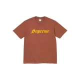 Camiseta de manga corta Supreme color marrón, con estampado frontal del logo de la marca en tipografía gótica de color amarillo.
