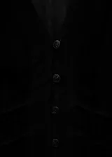 Vestido midi de gasa color negro, con cuello en pico, cierre frontal con botones y mangas largas abullonadas. Presenta un diseño recto con abertura frontal en el bajo y forro interior.