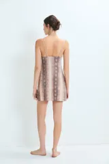 Camisón corto de tirantes finos con escote en V y detalle de encaje en el borde. Presenta un estampado animal print de serpiente en tonos tierra.