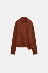 Jersey de punto de manga larga con cuello redondo y diseño asimétrico que incorpora una pieza tipo bufanda integrada con terminación en flecos.