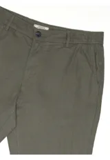 Pantalón Arrow de corte recto, color blanco, confeccionado en mezcla de lino y algodón, con bolsillos laterales y cierre frontal con botón y cremallera.