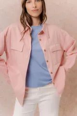 Camisa oversize de denim liviano color amarillo, con cuello camisero, mangas largas con puños, bolsillos delanteros con tapa y ruedo desflecado.