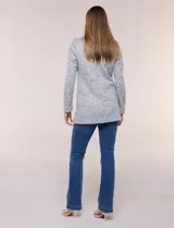 Blazer de tejido de punto jaspeado, de corte clásico y informal con largo medio, solapa de muesca tradicional, cierre frontal de doble botón y bolsillos funcionales.
