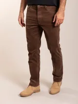 Pantalón de corte regular confeccionado en pana color marrón, con cierre de botón y cremallera, y bolsillos laterales y traseros.