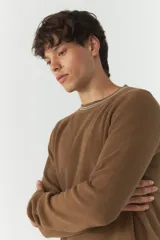 Sweater marrón liso de algodón con cuello redondo y costuras a contratono.