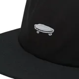 Gorra negra de algodón con visera curva y logo de Vans bordado en gris en el frente.
