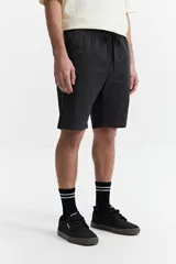 Bermuda de gabardina con diseño de cinco bolsillos, cintura elástica con cordón de ajuste y corte recto.