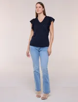 Blusa blanca de tejido calado estilo broderie con escote en V y mangas cortas tipo mariposa.