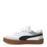 Championes Puma modelo Park Life Style SK8, de corte bajo en color negro con detalles en blanco y suela de goma color caramelo. Presentan un diseño urbano inspirado en el skate con cordones gruesos y refuerzos en la puntera.