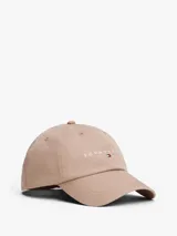 Gorra de béisbol de cinco paneles confeccionada en algodón, con ojales de ventilación y hebilla ajustable en la parte trasera. Presenta el logo de la marca bordado en el frente.