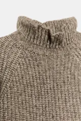 Jersey de punto con textura acanalada, cuello perkins y mangas largas acampanadas. Presenta un diseño corto con un borde inferior ancho y ajustado.