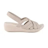 Sandalia casual Skechers Arya True Calling color beige, con tiras elásticas cruzadas en el empeine y tira trasera en el talón. Cuenta con plantilla acolchada Luxe Foam® y tacón de cuña de 1 1/2 pulgada.