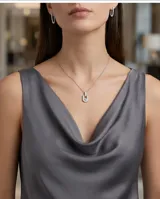 Collar de plata con cadena fina y dije rectangular con incrustación de nácar y una circonia central.